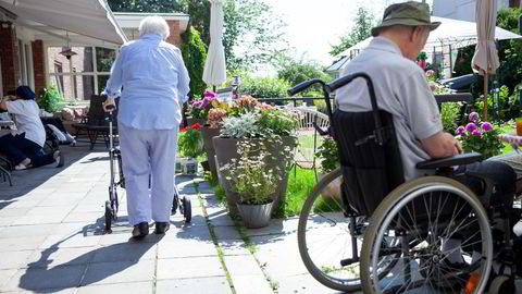 Vi hører at når private utfører tjenester, så går pengene til profitt og ikke til brukerne. Dette er meningsløst, skriver artikkelforfatterne.