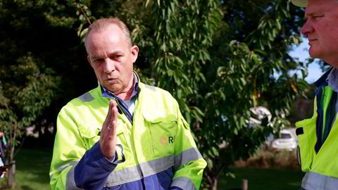 Rec Solar-sjef Jan Enno Bicker, her sammen med verkssjef Rune Almaaas i Kristiansand (til høyre), informerte torsdag ettermiddag de 250 ansatte i Norge om at ledeslen arbeider for oppstart av produksjonen.