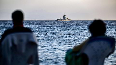 Et israelsk krigsskip patruljerer Rødehavet på andre juledag. Flere shippingselskaper har unngått Rødehavet etter at utenlandske skip er blitt angrep av Houthi-bevegelsen, men nå forbereder Mærsk seg på å gjenoppta skipsfarten med beskyttelse fra blant andre USA.