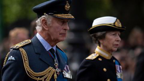 Storbritannias kong Charles III og prinsesse Anne følger avdøde dronning Elisabeths kiste på vei fra Buckingham Palace til Westminster Hall i London, onsdag 14. september 2022.