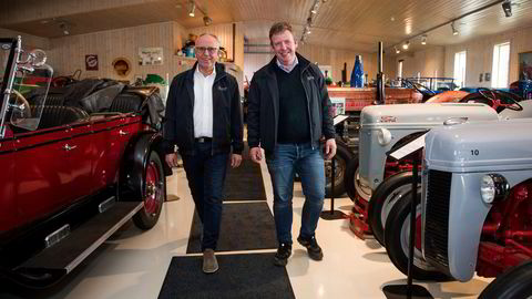 Olav Stangeland og sønnen Tommy Stangeland har ingen grunn til å deppe tross et krevende fjorår i entreprenørbransjen. Her de to fotografert i familiens traktor- og bilmuseum på Tjelta.