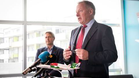 Norwegian-styreleder Svein Harald Øygard har åpenbart ståltro på aksjen og vil ikke betale for Widerøe med en «undervurdert valuta». I bakgrunnen står Widerøe-sjef Stein Nilsen.