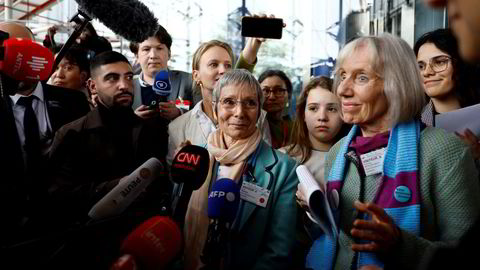 Organisasjonen Klimaseniorinnen var blant saksøkerne som vant sin sak mot Sveits i Strasbourg tirsdag. Anne Mahrer og Rosmarie Wyder-Walti i gruppen møtte et stort presseoppbud etter seieren i retten.