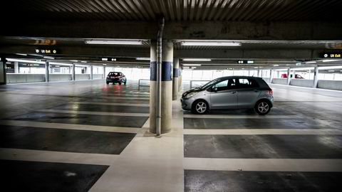 Passasjersvikt på flyplassene bidro til rekordsvak omsetning for parkeringsselskapene. Parkeringsplassene på Gardermoen sto tomme store deler av 2020.