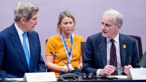 USAs klimautsending John Kerry og statsminister Jonas Gahr Støre lanserte et initiativ som skal bidra til raskere klimaomstilling av skipsfarten. Statssekretær Tale Jordbakke i bakgrunnen.