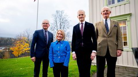 Statsminister Jonas Gahr Støre (Ap) daværende landbruks- og matminister Sandra Borch (Sp), styreleder i Statskog Gunnar Olofsson (til venstre) og representant for selgerne av Meraker Brug, Richard Arnesen da salget ble offentliggjort.