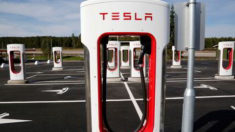Tesla ser på muligheten for å åpne superlader-nettverket for andre bilmerker i Norge. Her fra ladestasjonen på Nebbenes.