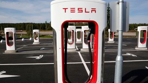 Tesla ser på muligheten for å åpne superlader-nettverket for andre bilmerker i Norge. Her fra ladestasjonen på Nebbenes.