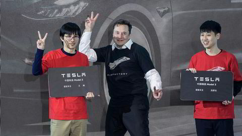 Elon Musk var på plass da Tesla-fabrikken åpnet i 2020 og de første bilene rullet ut fra den moderne gigafabrikken ved Shanghai. Nedstengningen i Kina har kostet Tesla mye i form av tapt produksjon. Personbilsalget i blant annet Shanghai har kollapset. Teslas aksjekurs er halvert siden i november 2021.