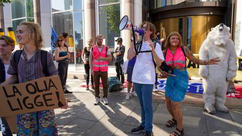 Extinction Rebellion aksjonerer utenfor lokalene til Olje- og energidepartementet mandag. Miljøaktivistene har varslet en rekke aksjoner i Oslo denne uken og begynte i Frognerparken mandag morgen.