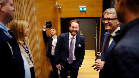 Kjell Inge Røkke er dominerende eier i Aker Clean Hydrogen. Her blant andre med Akers konsernsjef Øyvind Eriksen (til høyre).