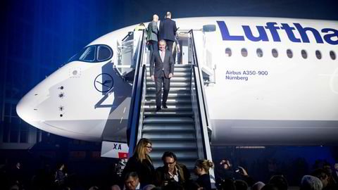 Det var mye glam da Lufthansas konsernsjef Carsten Spohr gjorde avdukingen av flyselskapets nye langdistansefly Airbus A350. Nå er det klart at det tyske flyselskapet må kansellere enda flere flyvninger denne sommeren.