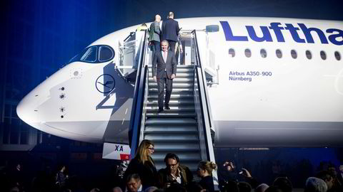 Det var mye glam da Lufthansas konsernsjef Carsten Spohr gjorde avdukingen av flyselskapets nye langdistansefly Airbus A350. Nå er det klart at det tyske flyselskapet må kansellere enda flere flyvninger denne sommeren.