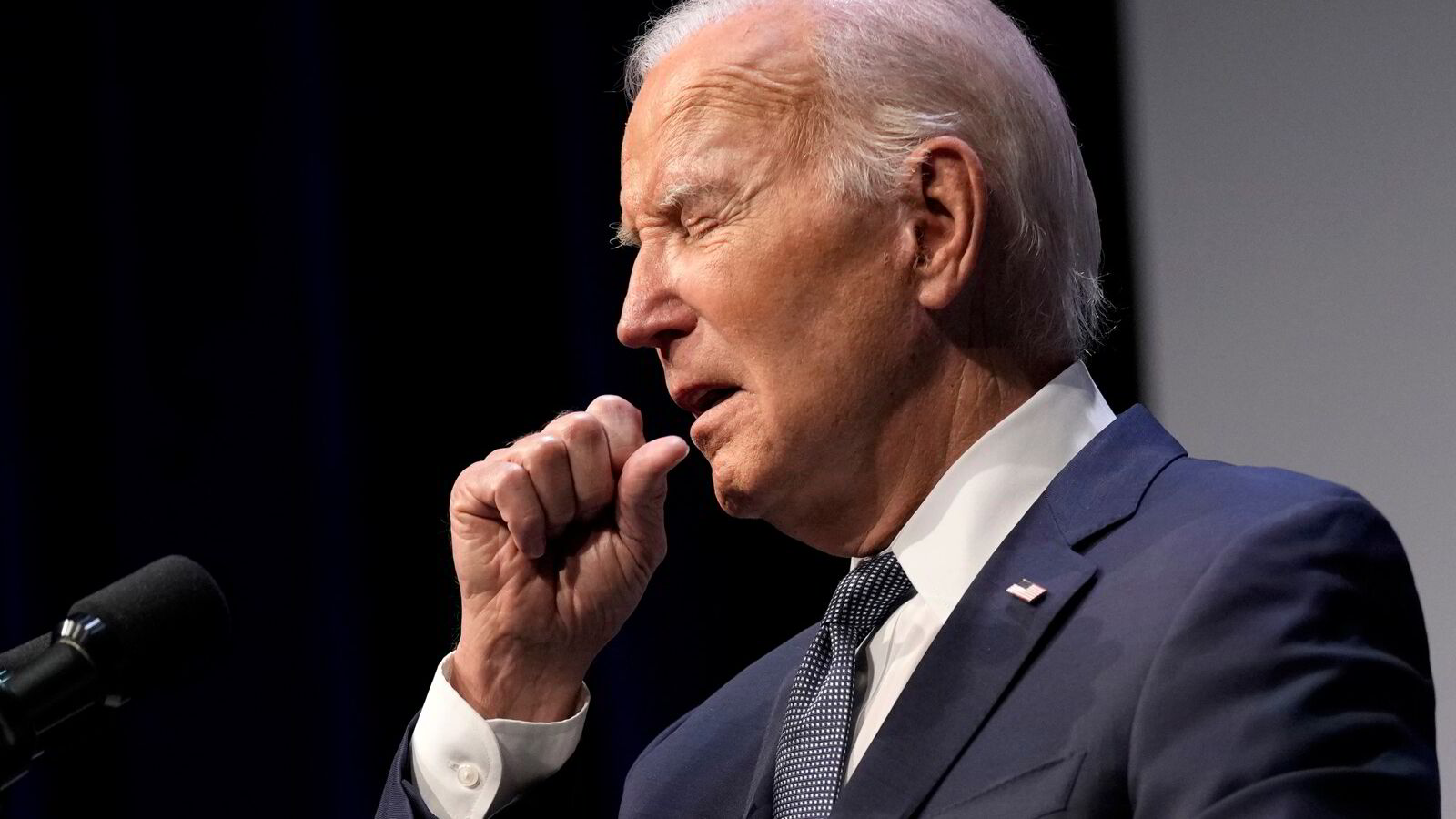 Biden langer ut mot Trump fra sykesengen