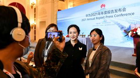 Huaweis finansdirektør Meng Wanzhou ble løslatt fra husarrest i Canada i fjor høst og er tilbake i ledelsen i selskapet hennes far etablerte for nesten 40 år siden. Meng deltok på Huaweis årlige pressekonferanse i Shenzhen på mandag.