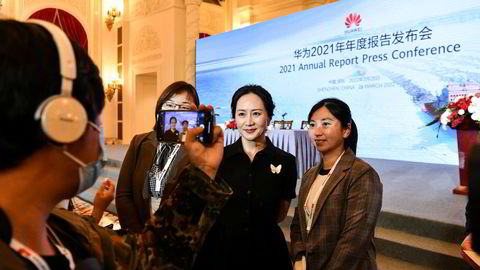 Huaweis finansdirektør Meng Wanzhou ble løslatt fra husarrest i Canada i fjor høst og er tilbake i ledelsen i selskapet hennes far etablerte for nesten 40 år siden. Meng deltok på Huaweis årlige pressekonferanse i Shenzhen på mandag.