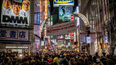 Etterdønningene fra Halloween-feiringen og kursfall ved New York-børsene har fortsatt ved Tokyo-børsen. Nye uttalelser fra sentralbanken har satt en støkk i investorer og Nikkei-indeksen har falt med 2,6 prosent. Her fra Shibuya-distriktet i Tokyo.