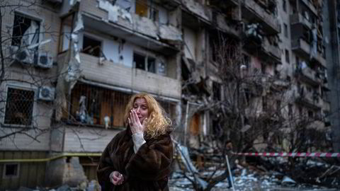 Natali Sevriukova reagerer med fortvilelse på at blokken rett ved der hun bor i Kyiv, er rammet av et rakettangrep.