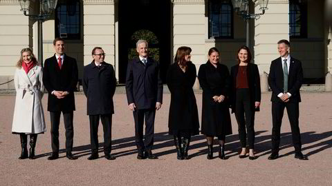 Jonas Gahr Støre presenterte det nye laget med statsråder etter ekstraordinært statsråd på Slottet mandag. Fra venstre Karianne Tung, Andreas Bjelland Eriksen, Espen Barth Eide, Jonas Gahr Støre, Tonje Brenna, Cecilie Myrseth, Kari Nessa Nordtun og Erling Sande.