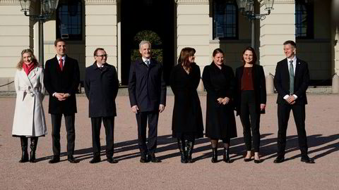 Jonas Gahr Støre presenterte det nye laget med statsråder etter ekstraordinært statsråd på Slottet mandag. Fra venstre Karianne Tung, Andreas Bjelland Eriksen, Espen Barth Eide, Jonas Gahr Støre, Tonje Brenna, Cecilie Myrseth, Kari Nessa Nordtun og Erling Sande.