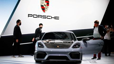 Luksusbilmerket Porsche er i ferd med å børsnoteres. Selskapet kontrolleres i dag av Volkswagen AG. Her fra en bilutstilling i Los Angeles i 2021, med Porsche-modellen 718 Cayman GT4 RS.