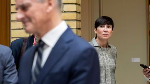 Ine Eriksen Søreide etter spørretimen. I forgrunnen statsminister Jonas Gahr Støre.