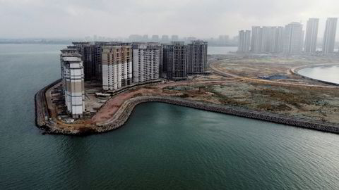 Kinesiske myndigheter beordret riving av 39 leilighetskomplekser av China Evergrande Group på Ocean Flower Island i Hainan-provinsen – et av mange monumenter over selskapets gjeldskrise.
