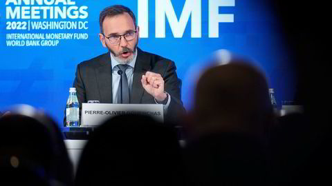 – Kjerneinflasjonen kan vise seg å vedvare lengre enn ventet, og derfor krever en enda strammere pengepolitikk, sier sjeføkonom Pierre-Olivier Gourinchas i Det internasjonale pengefondet (IMF).