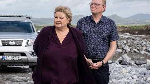 Statsminister Erna Solberg sammen med Sindre Finnes på Evenes Flystasjon i 2020.