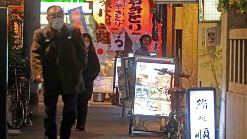 Det er innført nye restriksjoner i Tokyo og andre deler av Japan fra fredag av. Årsaken er rekordhøy smitte. Bilprodusentene stanser deler av produksjonen.