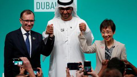 Utenriksminister Espen Barth Eide spilte en sentral rolle da det ble enighet på COP 28 om en overgang bort fra fossil energi. Her sammen med COP 28-president Sultan Ahmed Al Jaber og minister for bærekraft og miljø i Singapore Grace Fu.