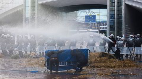 Belgisk opprørspoliti spyler sinte bønder utenfor Europaparlamentet i Brussel 1. februar. I juni kan opprørerne surfe inn i parlamentet på en mørkeblå bølge.