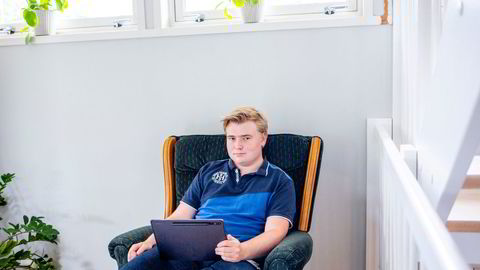 Joakim Brennelien Verås (20) mener det er umulig å ikke bli påvirket av finfluensere på Tiktok.