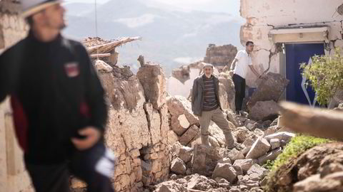 Folk i landsbyen Moulay Brahim ser på ødeleggelsene lørdag.