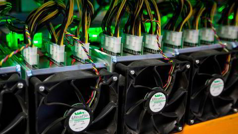Ethereum Foundation skriver selv at byttet fra bevis-på-arbeid til bevis-på-innsats vil redusere ethereums energibruk med 99.95 prosent, skriver artikkelforfatteren.