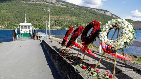 Blomsterkranser på Utøykaia før niårsmarkeringen av terrorangrepet. Mange overlevende ønsker et politisk oppgjør ti år etter.