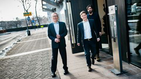 Investor Erik Must (fra venstre) og grunnleggerne av Kindly, John Antonio Nilsen og Arash Saidi.