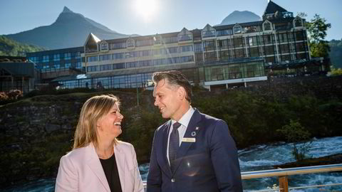Monja og Sindre Mjelva, fjerdegenerasjons eiere av Union Hotel Geiranger, mangler et 30-talls utenlandske arbeidstagere for å kunne åpne hotellet.