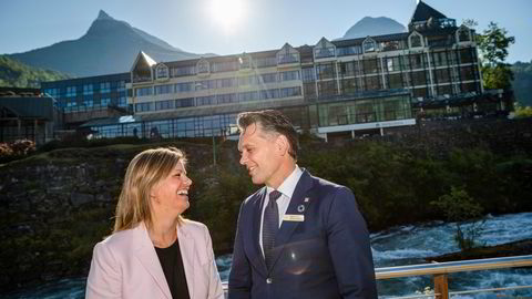 Monja og Sindre Mjelva, fjerdegenerasjons eiere av Union Hotel Geiranger, mangler et 30-talls utenlandske arbeidstagere for å kunne åpne hotellet.