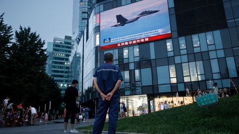 Kina er i gang med en omfattende militærøvelse utenfor kysten av Taiwan. Statseide medier i Kina bruker mye sendetid på Nancy Pelosis besøk tidligere denne uken til Taiwan. Her ved et kjøpesenter i Beijing.