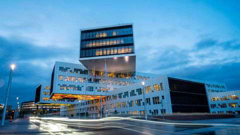 Equinor har sitt kontor på Fornebu. Bygningen er eid av et såkalt eiendomssyndikat satt opp av Arctic Securities. Eiendommen ble kjøpt for 3,9 milliarder kroner for syv år siden, men verdivurderingene sier at bygget nå er verd 3,6 milliarder kroner.