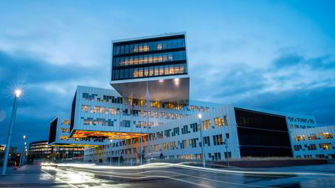 Equinor har sitt kontor på Fornebu. Bygningen er eid av et såkalt eiendomssyndikat satt opp av Arctic Securities. Eiendommen ble kjøpt for 3,9 milliarder kroner for syv år siden, men verdivurderingene sier at bygget nå er verd 3,6 milliarder kroner.