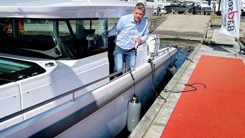 Den 37 fot lange båten fra finske Axopar, med to 300-hestere i hekken, er nettopp solgt for rundt 3,5 millioner kroner. – Det viser at markedet langt fra er dødt, mener konsernsjef Jon Terje Engesland Andersen i Bådsentergruppen.