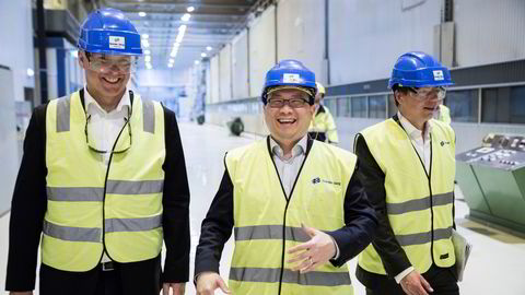 I mai 2018 ble det klart at Oceanwood overtok Norske Skog fra konkursboet, og konsernsjefene Sven Ombudstvedt (til venstre) og Lars P. S. Sperre (til høyre) viste frem Saugbrugs i Halden til Oceanwoods investeringsdirektør John Chiang.