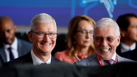 Apples konsernsjef Tim Cook og TSMC styremedlem Peter Bonfield under USAs president Joe Bidens besøk på TSMC Arizona-fabrikk som skal produsere databrikker for Apple.