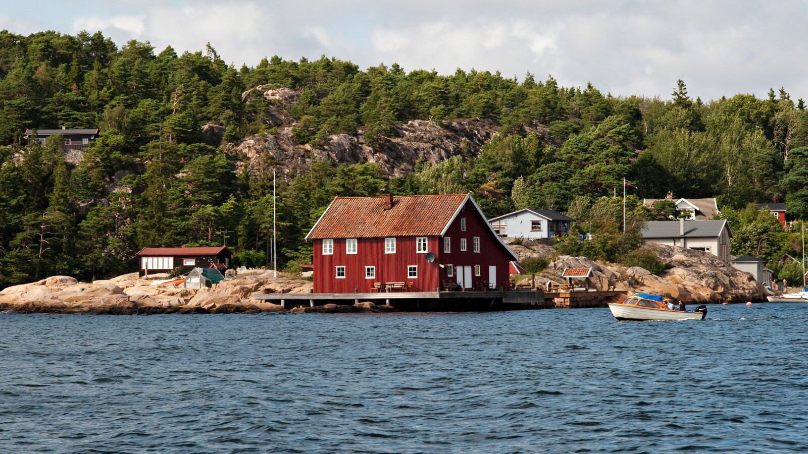 En sommer på samfunnselitens ferieøy er over. Hvem av dere stakk av med avisen min?