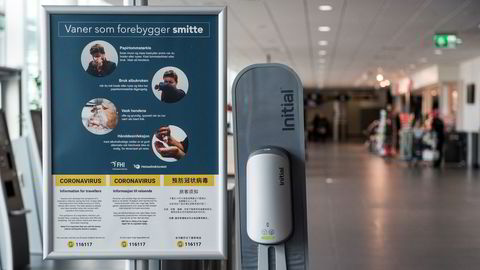 Folkehelseinstituttets plakat om forebygging av smitte – her fra ankomsthallen på Stavanger lufthavn Sola.