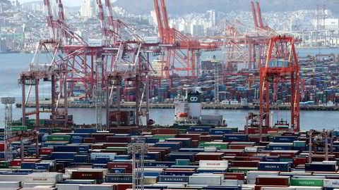 Kina, India og Sørøst-Asia har høy aktivitet i økonomiene. Den handelsavhengige sørkoreanske økonomien opplever et kraftig fall i eksporten. Underskuddet på handelsbalansen for de to første månedene har aldri vært større. Her fra containerhavnen i Busan, som er den største i Sør-Korea.