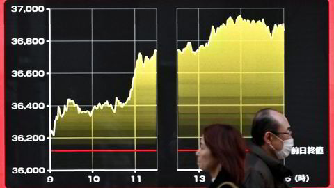 Nikkei-indeksen ved Tokyo-børsen brøt gjennom 37.000-nivået for første gang på 34 år fredag morgen. Her fra Tokyo på torsdag, hvor indeksen ikke klarte å havne over det psykologiske viktige nivået.