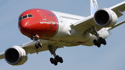 Norwegians LN-LNA, selskapets første Dreamliner, med Sonja Henie på halen. Her fra sommeren 2013, da det går inn for landing på Arlanda etter en flyvning fra New York.
